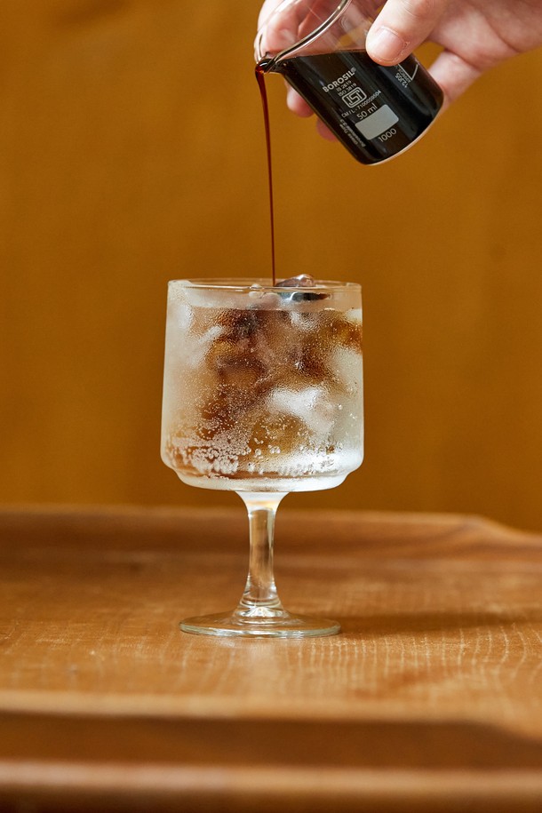 [비크릴라] 강화유리 고블렛잔 ROCA 250ml는 음료 및 주류를 담기 위한 고블렛 타입의 잔입니다. 국제 표준 규격을 준수하여 제작되었으며, 250ml 용량으로 다양한 음료를 즐기기에 적합합니다. 강화유리 소재로 제작되어 내구성이 뛰어나며, 손세척을 권장합니다. 제품 특징으로는 내/외부 기포 현상 및 주름 현상이 가능하며 림 부분 줄곡 처리가 가능하다는 점이 있습니다. 급격한 온도 변화와 충격에 주의하여 사용하십시오.
