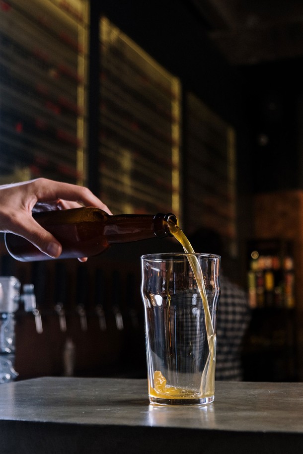 [비크릴라] 강화유리컵 NONIC은 470ml 용량의 투명한 음료용 유리컵입니다. 심플하고 클래식한 노닉 디자인이 돋보이며, 강화유리 소재로 내구성과 내열성이 뛰어납니다. 식기세척기와 전자레인지 사용이 가능하여 편리하게 사용할 수 있습니다.
