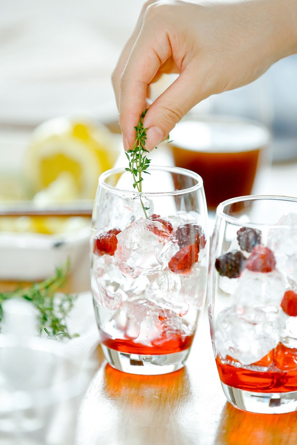 [비크릴라] 강화유리컵 BAZTAN은 350ml 용량의 음료용 컵으로, 일반 유리 대비 5배 강화된 내구성을 자랑하며 135도 온도차에도 안전합니다. 전자레인지와 식기세척기 사용이 가능하며 적층 보관이 용이하고, 100% 재활용 가능한 친환경적인 제품입니다. 높이 121mm, 지름 76mm의 길쭉한 원형 디자인으로, 일반 강화유리보다 15% 가벼우며 ISO14001, ISO50001, ISO9001 인증을 획득했습니다.
