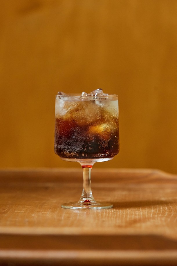 [비크릴라] 강화유리 고블렛잔 ROCA 250ml는 음료 및 주류를 담기 위한 고블렛 타입의 잔입니다. 국제 표준 규격을 준수하여 제작되었으며, 250ml 용량으로 다양한 음료를 즐기기에 적합합니다. 강화유리 소재로 제작되어 내구성이 뛰어나며, 손세척을 권장합니다. 제품 특징으로는 내/외부 기포 현상 및 주름 현상이 가능하며 림 부분 줄곡 처리가 가능하다는 점이 있습니다. 급격한 온도 변화와 충격에 주의하여 사용하십시오.
