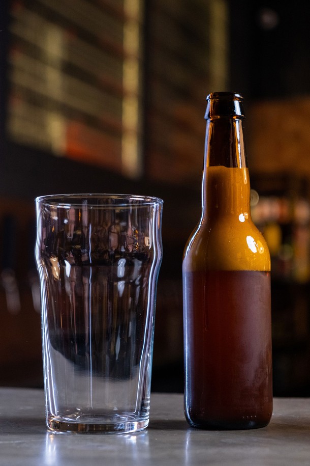 [비크릴라] 강화유리컵 NONIC은 470ml 용량의 투명한 음료용 유리컵입니다. 심플하고 클래식한 노닉 디자인이 돋보이며, 강화유리 소재로 내구성과 내열성이 뛰어납니다. 식기세척기와 전자레인지 사용이 가능하여 편리하게 사용할 수 있습니다.
