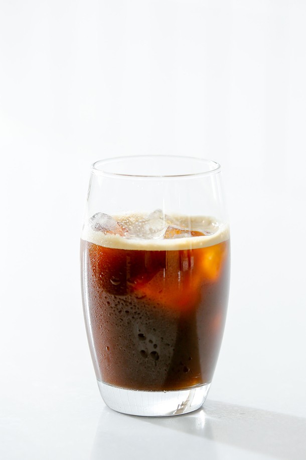 [비크릴라] 강화유리컵 BAZTAN은 350ml 용량의 음료용 컵으로, 일반 유리 대비 5배 강화된 내구성을 자랑하며 135도 온도차에도 안전합니다. 전자레인지와 식기세척기 사용이 가능하며 적층 보관이 용이하고, 100% 재활용 가능한 친환경적인 제품입니다. 높이 121mm, 지름 76mm의 길쭉한 원형 디자인으로, 일반 강화유리보다 15% 가벼우며 ISO14001, ISO50001, ISO9001 인증을 획득했습니다.
