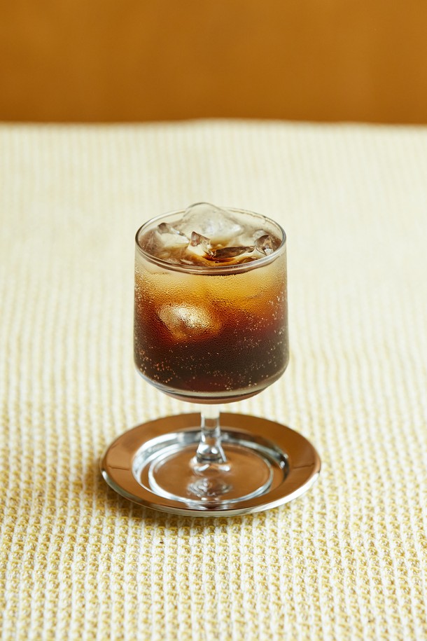 [비크릴라] 강화유리 고블렛잔 ROCA 250ml는 음료 및 주류를 담기 위한 고블렛 타입의 잔입니다. 국제 표준 규격을 준수하여 제작되었으며, 250ml 용량으로 다양한 음료를 즐기기에 적합합니다. 강화유리 소재로 제작되어 내구성이 뛰어나며, 손세척을 권장합니다. 제품 특징으로는 내/외부 기포 현상 및 주름 현상이 가능하며 림 부분 줄곡 처리가 가능하다는 점이 있습니다. 급격한 온도 변화와 충격에 주의하여 사용하십시오.
