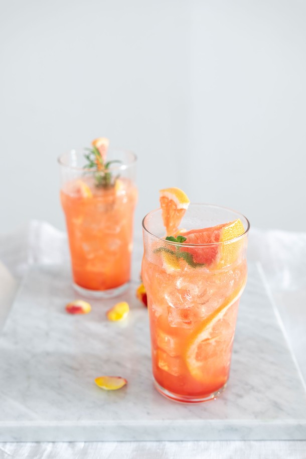 [비크릴라] 강화유리컵 NONIC은 470ml 용량의 투명한 음료용 유리컵입니다. 심플하고 클래식한 노닉 디자인이 돋보이며, 강화유리 소재로 내구성과 내열성이 뛰어납니다. 식기세척기와 전자레인지 사용이 가능하여 편리하게 사용할 수 있습니다.
