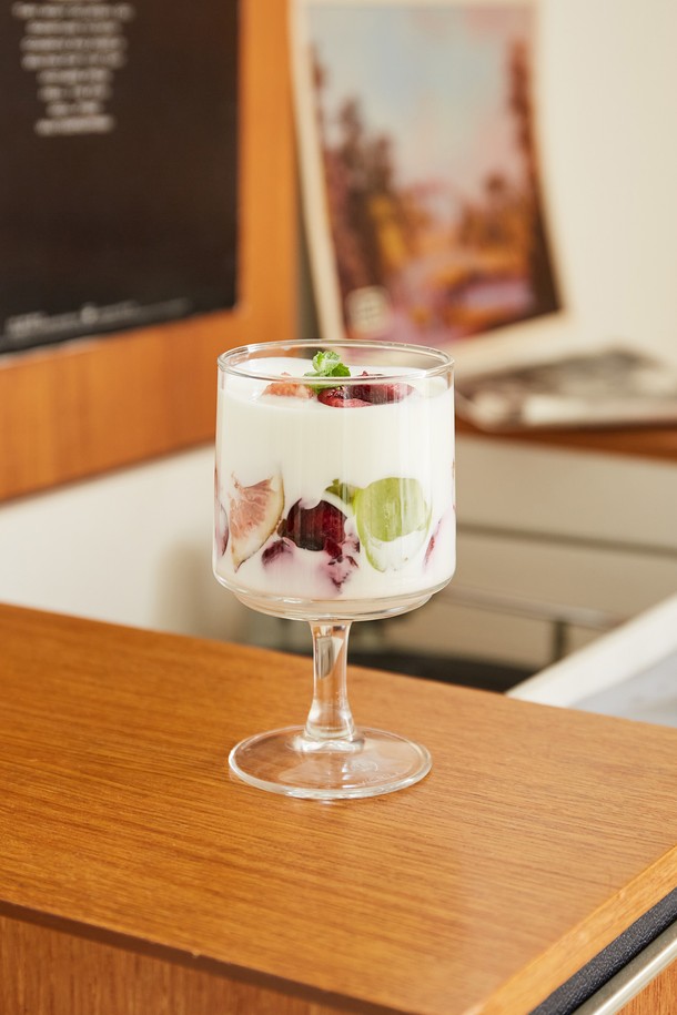 [비크릴라] 강화유리 고블렛잔 ROCA 250ml는 음료 및 주류를 담기 위한 고블렛 타입의 잔입니다. 국제 표준 규격을 준수하여 제작되었으며, 250ml 용량으로 다양한 음료를 즐기기에 적합합니다. 강화유리 소재로 제작되어 내구성이 뛰어나며, 손세척을 권장합니다. 제품 특징으로는 내/외부 기포 현상 및 주름 현상이 가능하며 림 부분 줄곡 처리가 가능하다는 점이 있습니다. 급격한 온도 변화와 충격에 주의하여 사용하십시오.
