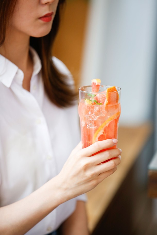 [비크릴라] 강화유리컵 NONIC은 470ml 용량의 투명한 음료용 유리컵입니다. 심플하고 클래식한 노닉 디자인이 돋보이며, 강화유리 소재로 내구성과 내열성이 뛰어납니다. 식기세척기와 전자레인지 사용이 가능하여 편리하게 사용할 수 있습니다.
