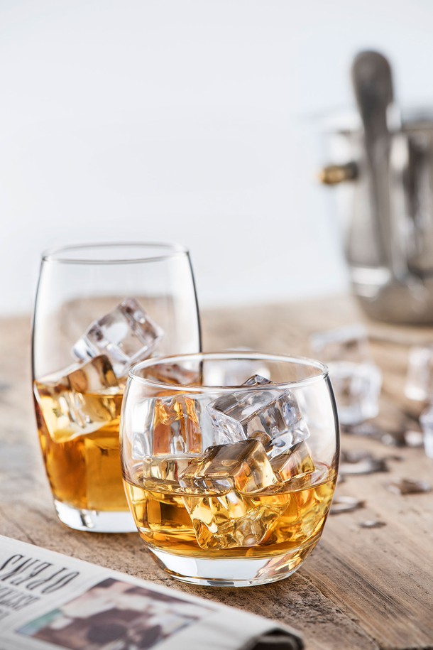 [비크릴라] 강화유리컵 BAZTAN은 350ml 용량의 음료용 컵으로, 일반 유리 대비 5배 강화된 내구성을 자랑하며 135도 온도차에도 안전합니다. 전자레인지와 식기세척기 사용이 가능하며 적층 보관이 용이하고, 100% 재활용 가능한 친환경적인 제품입니다. 높이 121mm, 지름 76mm의 길쭉한 원형 디자인으로, 일반 강화유리보다 15% 가벼우며 ISO14001, ISO50001, ISO9001 인증을 획득했습니다.
