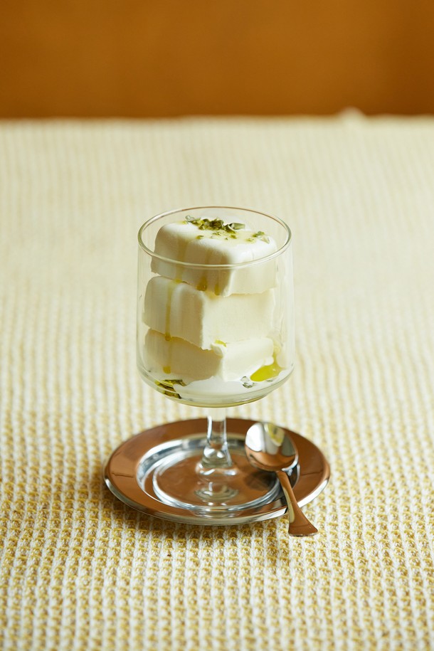 [비크릴라] 강화유리 고블렛잔 ROCA 250ml는 음료 및 주류를 담기 위한 고블렛 타입의 잔입니다. 국제 표준 규격을 준수하여 제작되었으며, 250ml 용량으로 다양한 음료를 즐기기에 적합합니다. 강화유리 소재로 제작되어 내구성이 뛰어나며, 손세척을 권장합니다. 제품 특징으로는 내/외부 기포 현상 및 주름 현상이 가능하며 림 부분 줄곡 처리가 가능하다는 점이 있습니다. 급격한 온도 변화와 충격에 주의하여 사용하십시오.
