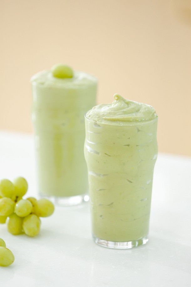 [비크릴라] 강화유리컵 NONIC은 470ml 용량의 투명한 음료용 유리컵입니다. 심플하고 클래식한 노닉 디자인이 돋보이며, 강화유리 소재로 내구성과 내열성이 뛰어납니다. 식기세척기와 전자레인지 사용이 가능하여 편리하게 사용할 수 있습니다.
