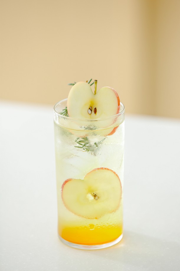 심플한 일자형 디자인의 [비크릴라] 강화유리컵 JERTE는 350ml 용량으로 음료는 물론 다용도로 활용하기 좋습니다. 일반 유리 대비 5배 강한 내구성을 자랑하며, 135도 열차이를 견디는 내열성을 갖춘 투명한 유리컵입니다. 전자레인지와 식기세척기 사용이 가능하며, 포개서 보관할 수 있어 편리합니다.
