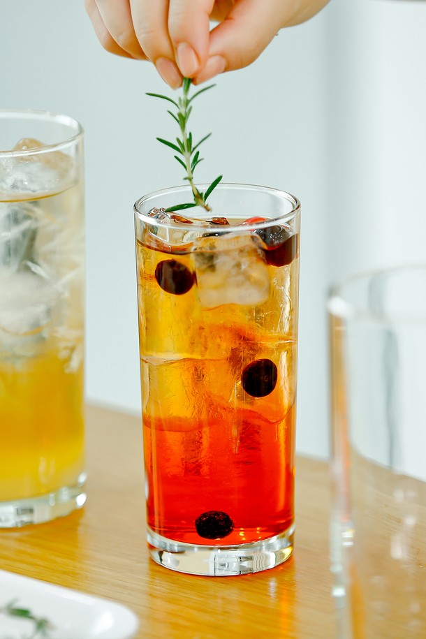 [비크릴라] 강화유리컵 MERLOT은 350ml 용량의 투명한 유리컵입니다. 내열성과 내구성이 뛰어나며 식기세척기 사용이 가능합니다. 음료용 또는 주방용품으로 다용도로 활용할 수 있습니다.
