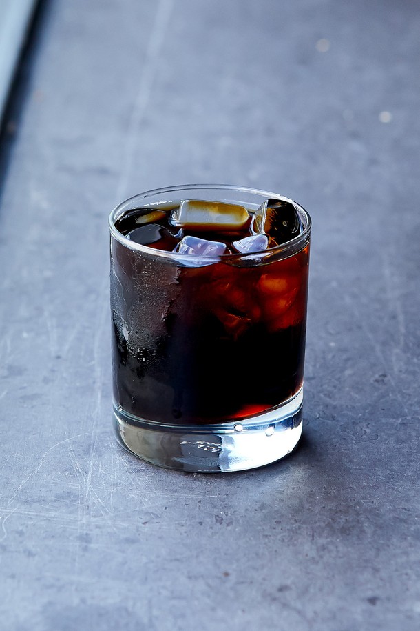 [비크릴라] AIALA 강화유리컵은 300ml 용량으로 위스키, 칵테일, 온더락스, 커피 등 다양한 음료를 즐기기에 좋습니다. 일반 유리 대비 5배 강화된 소다석회유리 소재로 제작되었으며, 135도 온도차에도 견딜 수 있는 내열성을 지녔고 전자레인지와 식기세척기 사용이 가능합니다. 넓은 입구와 견고한 바디, 모던한 디자인이 돋보이며, 파손 시 작은 조각으로 분리되어 안전하고 적층 가능한 디자인으로 보관이 용이합니다.
