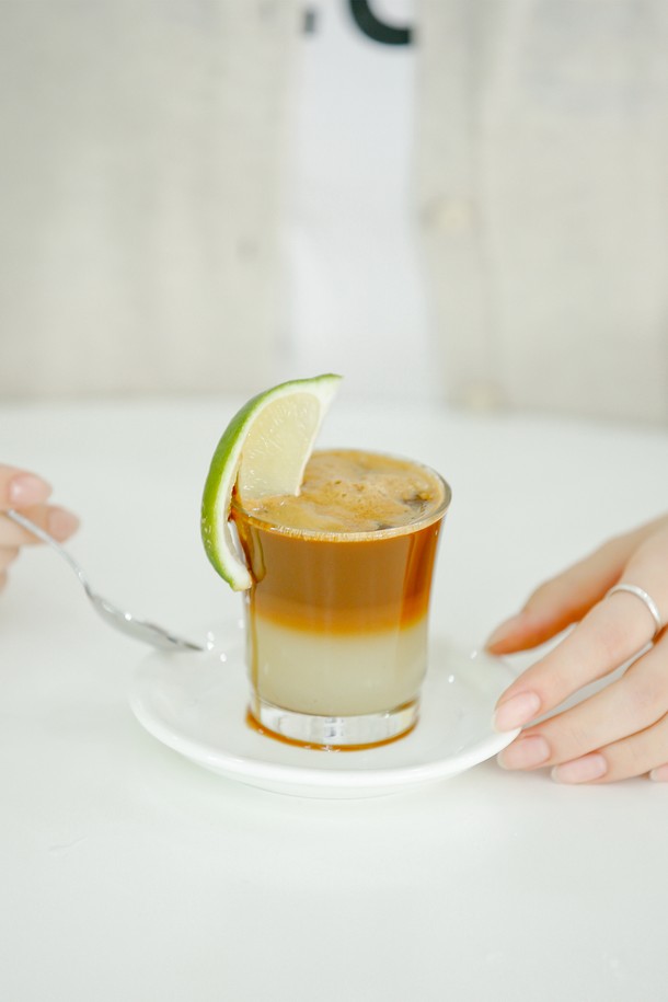 [비크릴라] 강화유리컵 MOKKA 110ml는 강화유리 소재로 제작되어 내구성과 내열성이 뛰어난 음료용 컵입니다. 투명한 색상의 이 컵은 110ml 용량으로 카페나 일상에서 음료를 즐기기에 적합하며, 모카 시리즈 특유의 디자인이 돋보이는 주방용품 및 테이블웨어입니다.
