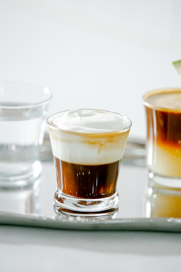 [비크릴라] 강화유리컵 케냐 110ml는 에스프레소, 마끼아또, 카페라떼 등 다양한 음료를 담기에 적합하며, 일반 유리 대비 5배 강화된 내구성을 자랑합니다. 135도 온도차에도 견딜 수 있는 내열성을 갖췄으며 전자레인지와 식기세척기 사용이 가능하여 편리합니다. 높이67.5 x 지름67.8mm 사이즈에 110ml 용량의 이 유리컵은 적층이 가능하며, 파손 시 작은 입자로 분산되어 안전합니다.