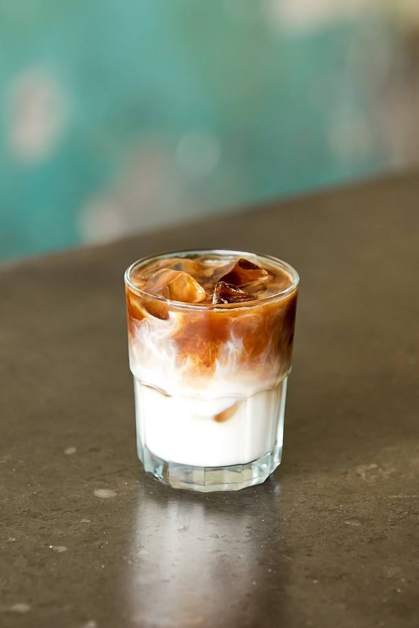 [비크릴라] 스태커블 강화유리컵 NERVION 290ml는 음료와 커피를 즐기기 좋은 유리컵입니다. 강화유리 소재로 일반 유리보다 5배 튼튼하며, 135도의 급격한 온도 변화에도 견딜 수 있습니다. 전자레인지 및 식기세척기 사용이 가능하며, 쌓아서 보관할 수 있어 실용적입니다. 290ml 용량의 우아한 형태에 안전 파손 설계와 ISO 인증을 받아 안심하고 사용할 수 있습니다.
