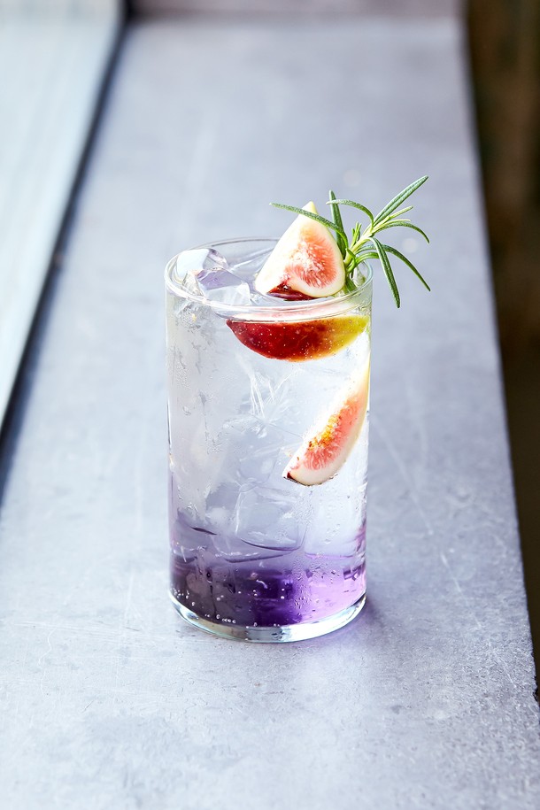 [비크릴라] 강화유리컵 JERTE는 620ml 용량의 원통형 유리컵으로, 아이스커피나 에이드를 담기에 좋습니다. 일반 유리 대비 5배 강화된 내구성을 자랑하며, 135도 온도차에도 견디는 내열성을 갖췄고 전자레인지와 식기세척기 사용도 가능합니다. 심플하고 세련된 디자인으로 카페나 업소에서 사용하기 좋으며, 적층이 가능하여 보관도 용이합니다 (단, 뜨거운 상태에서는 적층 불가).
