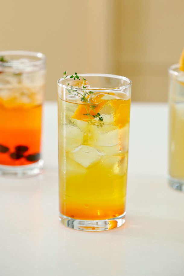 [비크릴라] 강화유리컵 MERLOT 500ml는 135도 온도차를 견디는 내열성과 전자레인지 및 식기세척기 사용이 가능한 실용적인 유리컵입니다. 500ml 용량에 일반 유리보다 5배 강화된 강화유리로 제작되어 내구성이 뛰어나며, 경량화되어 더욱 편안하게 사용할 수 있습니다. 원통형 심플 디자인에 아이스커피, 하이볼, 에이드 등 다양한 음료를 담아 즐기기 좋으며, 높이 129mm, 지름 76mm의 크기입니다. 
