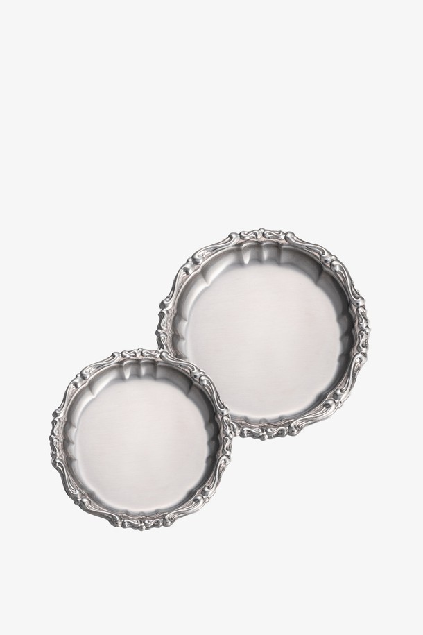 [모타] 바로크 코스터+접시 선물세트는 스테인리스스틸 소재에 실버 컬러의 고급스러운 바로크 패턴 디자인이 돋보이는 주방용품입니다. 매트 피니시 마감으로 세련된 분위기를 더하며, 음료 코스터, 디저트/스낵 플레이트, 장식용 등 다용도로 활용 가능합니다. 내구성이 뛰어나고 위생적인 관리가 용이하며, 클래식하면서도 모던한 스타일로 주방에 우아함을 더해줍니다.
