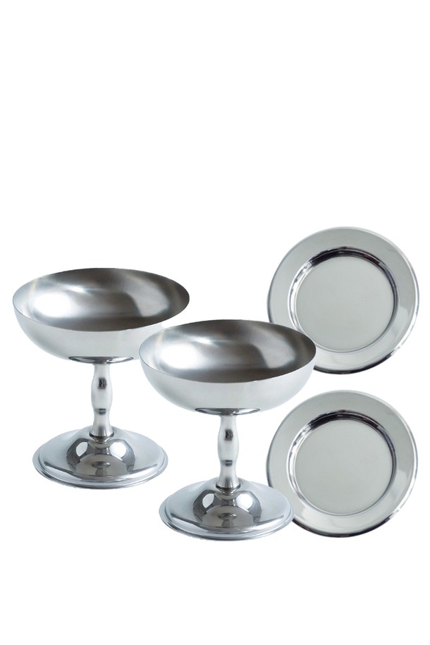 [모타] 젤라또컵+원형 코스터 선물세트(2P)는 모던하고 엘레강스한 디자인으로, 디저트 서빙과 와인 안주 플레이팅에 활용하기 좋은 주방용품입니다. 스테인리스스틸 소재로 제작되어 세련된 외관을 자랑하며, 젤라또컵 2개와 코스터 2개로 구성되어 있습니다. 유리 및 세라믹 식기류와 호환되어 다양한 테이블 세팅에 활용할 수 있으며, 젤라또나 아이스크림을 담아낼 때 특별한 분위기를 연출합니다. 컵과 코스터를 함께 사용하면 일상 음식도 더욱 돋보이게 합니다. 우아하고 세련된 디자인은 현대적인 미학을 추구하는 분들께 적합합니다.
