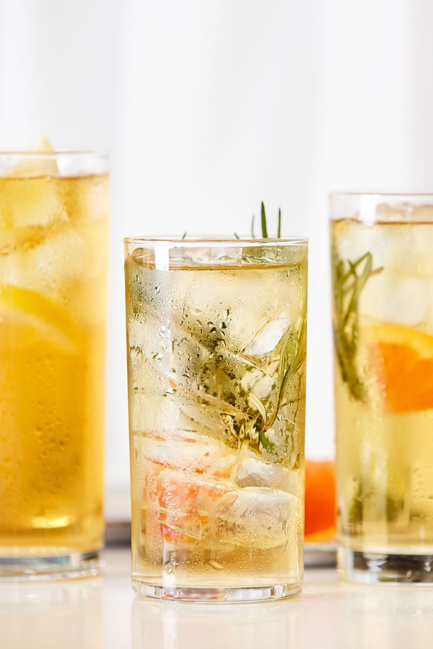 심플한 일자형 디자인의 [비크릴라] 강화유리컵 JERTE는 350ml 용량으로 음료는 물론 다용도로 활용하기 좋습니다. 일반 유리 대비 5배 강한 내구성을 자랑하며, 135도 열차이를 견디는 내열성을 갖춘 투명한 유리컵입니다. 전자레인지와 식기세척기 사용이 가능하며, 포개서 보관할 수 있어 편리합니다.
