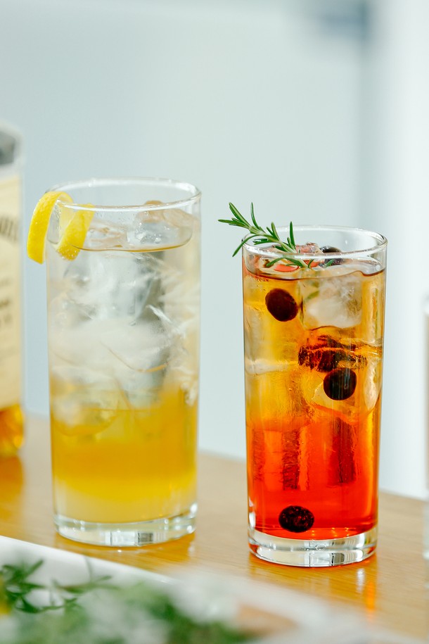 [비크릴라] 강화유리컵 MERLOT은 350ml 용량의 투명한 유리컵입니다. 내열성과 내구성이 뛰어나며 식기세척기 사용이 가능합니다. 음료용 또는 주방용품으로 다용도로 활용할 수 있습니다.
