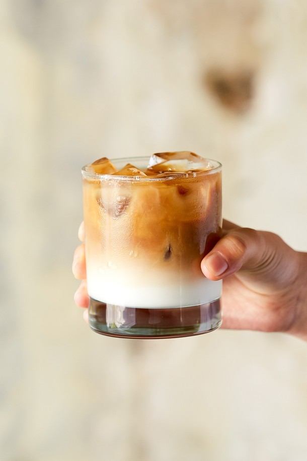 [비크릴라] AIALA 강화유리컵은 300ml 용량으로 위스키, 칵테일, 온더락스, 커피 등 다양한 음료를 즐기기에 좋습니다. 일반 유리 대비 5배 강화된 소다석회유리 소재로 제작되었으며, 135도 온도차에도 견딜 수 있는 내열성을 지녔고 전자레인지와 식기세척기 사용이 가능합니다. 넓은 입구와 견고한 바디, 모던한 디자인이 돋보이며, 파손 시 작은 조각으로 분리되어 안전하고 적층 가능한 디자인으로 보관이 용이합니다.
