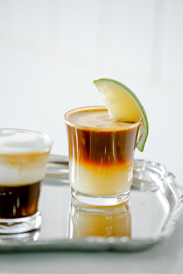 [비크릴라] 강화유리컵 MOKKA 110ml는 강화유리 소재로 제작되어 내구성과 내열성이 뛰어난 음료용 컵입니다. 투명한 색상의 이 컵은 110ml 용량으로 카페나 일상에서 음료를 즐기기에 적합하며, 모카 시리즈 특유의 디자인이 돋보이는 주방용품 및 테이블웨어입니다.
