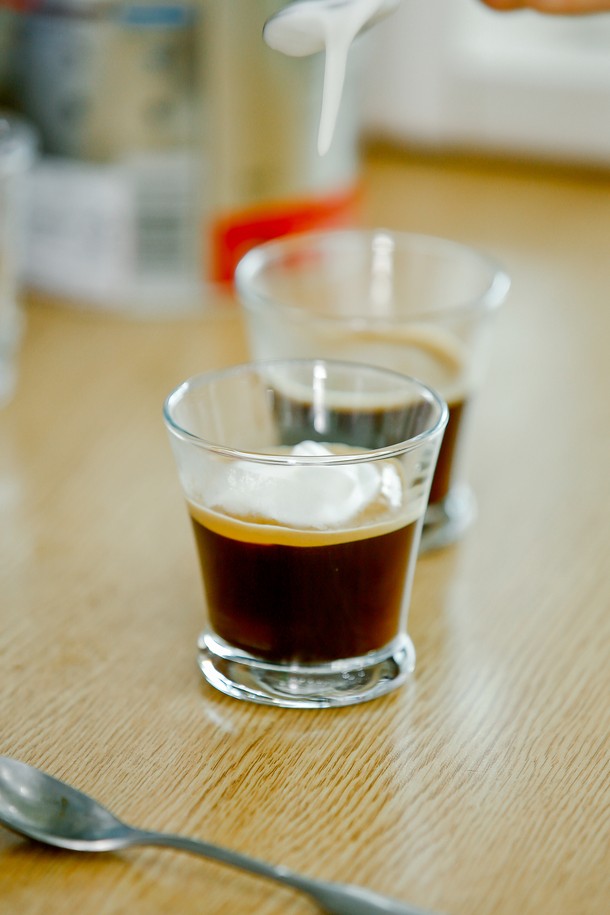 [비크릴라] 강화유리컵 케냐 110ml는 에스프레소, 마끼아또, 카페라떼 등 다양한 음료를 담기에 적합하며, 일반 유리 대비 5배 강화된 내구성을 자랑합니다. 135도 온도차에도 견딜 수 있는 내열성을 갖췄으며 전자레인지와 식기세척기 사용이 가능하여 편리합니다. 높이67.5 x 지름67.8mm 사이즈에 110ml 용량의 이 유리컵은 적층이 가능하며, 파손 시 작은 입자로 분산되어 안전합니다.