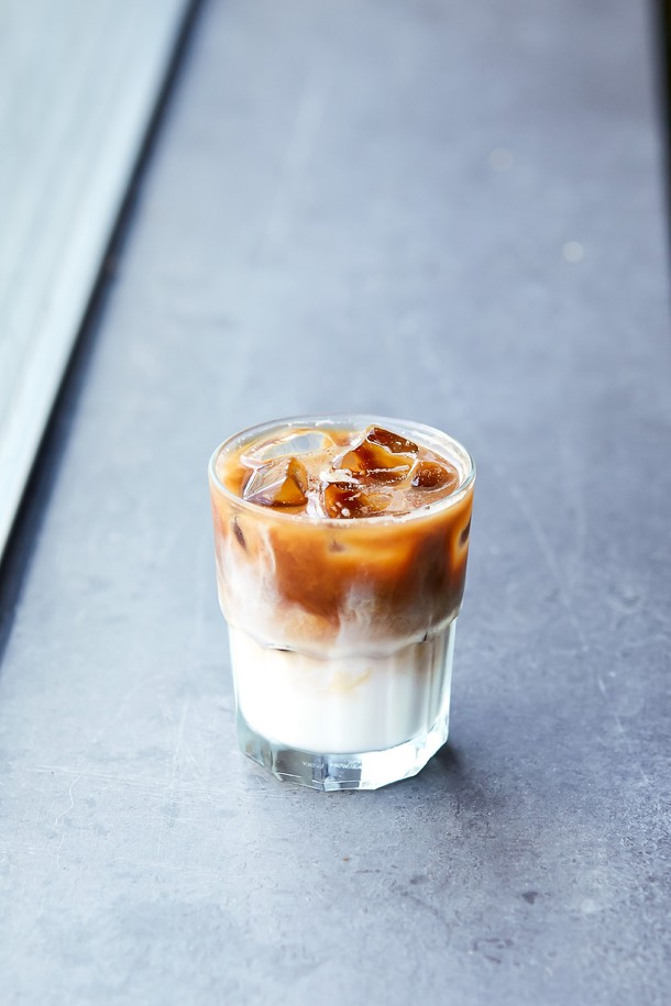 [비크릴라] 스태커블 강화유리컵 NERVION 290ml는 음료와 커피를 즐기기 좋은 유리컵입니다. 강화유리 소재로 일반 유리보다 5배 튼튼하며, 135도의 급격한 온도 변화에도 견딜 수 있습니다. 전자레인지 및 식기세척기 사용이 가능하며, 쌓아서 보관할 수 있어 실용적입니다. 290ml 용량의 우아한 형태에 안전 파손 설계와 ISO 인증을 받아 안심하고 사용할 수 있습니다.
