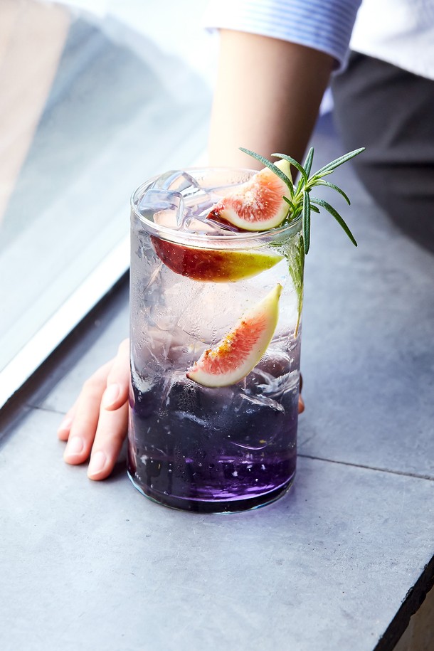 [비크릴라] 강화유리컵 JERTE는 620ml 용량의 원통형 유리컵으로, 아이스커피나 에이드를 담기에 좋습니다. 일반 유리 대비 5배 강화된 내구성을 자랑하며, 135도 온도차에도 견디는 내열성을 갖췄고 전자레인지와 식기세척기 사용도 가능합니다. 심플하고 세련된 디자인으로 카페나 업소에서 사용하기 좋으며, 적층이 가능하여 보관도 용이합니다 (단, 뜨거운 상태에서는 적층 불가).
