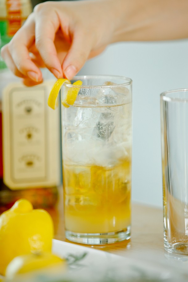 [비크릴라] 강화유리컵 MERLOT 500ml는 135도 온도차를 견디는 내열성과 전자레인지 및 식기세척기 사용이 가능한 실용적인 유리컵입니다. 500ml 용량에 일반 유리보다 5배 강화된 강화유리로 제작되어 내구성이 뛰어나며, 경량화되어 더욱 편안하게 사용할 수 있습니다. 원통형 심플 디자인에 아이스커피, 하이볼, 에이드 등 다양한 음료를 담아 즐기기 좋으며, 높이 129mm, 지름 76mm의 크기입니다. 
