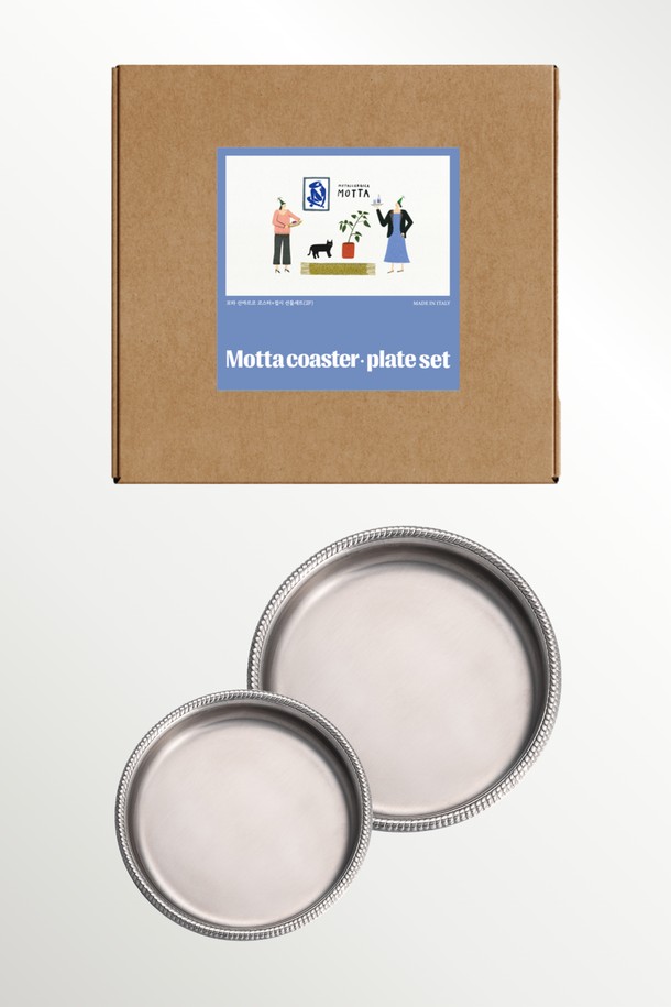 [모타] 산마르코 코스터+접시 선물세트는 매트 무광 실버 스테인리스 스틸 소재로 제작되어 심플하면서도 클래식한 디자인을 자랑합니다. 원형 코스터(10cm)와 원형 접시(15cm)로 구성되어, 차 또는 간단한 간식을 올려놓거나 소품 받침으로 활용 가능합니다. 세련된 매듭 테두리 디자인과 다용도 활용성을 갖춘 이 선물세트는 받는 이의 품격을 높여줄 것입니다.
