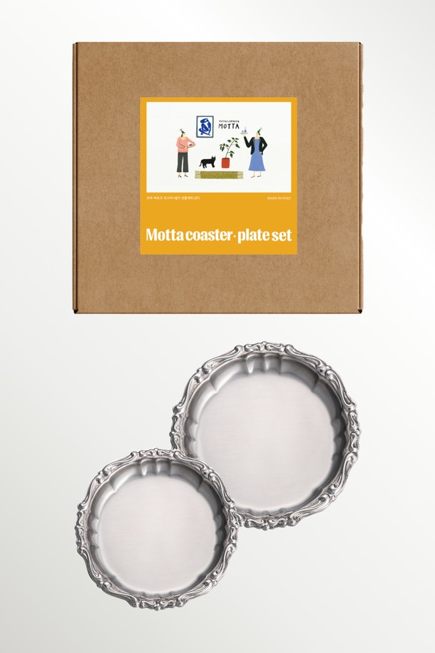 [모타] 바로크 코스터+접시 선물세트는 스테인리스스틸 소재에 실버 컬러의 고급스러운 바로크 패턴 디자인이 돋보이는 주방용품입니다. 매트 피니시 마감으로 세련된 분위기를 더하며, 음료 코스터, 디저트/스낵 플레이트, 장식용 등 다용도로 활용 가능합니다. 내구성이 뛰어나고 위생적인 관리가 용이하며, 클래식하면서도 모던한 스타일로 주방에 우아함을 더해줍니다.
