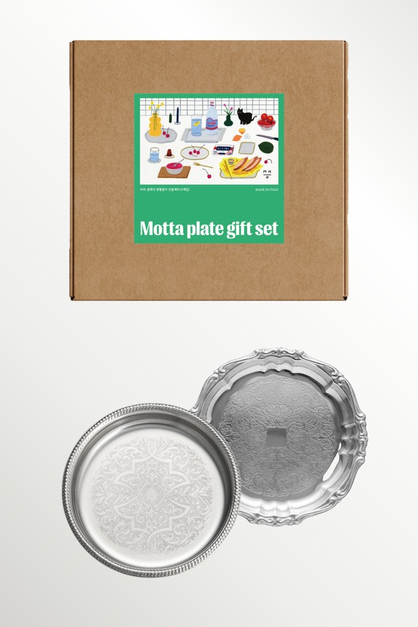 [모타] 클래식 원형접시 선물세트(2P)는 고급 스테인리스스틸 소재에 클래식하고 엘레강스한 바로크 패턴과 노트 모양 릴리프 디자인을 더해 특별함을 선사합니다. 에피타이저, 코스터, 와인 안주 플레이트, 장식용, 소품 보관 등 다용도로 활용 가능하며, 식사 분위기를 한층 끌어올려 일상용과 접대용 모두 만족스러운 사용감을 제공합니다. 2개 세트로 구성되어 소중한 분들께 품격 있는 선물을 하거나, 특별한 날의 테이블 세팅을 완성해보세요.
