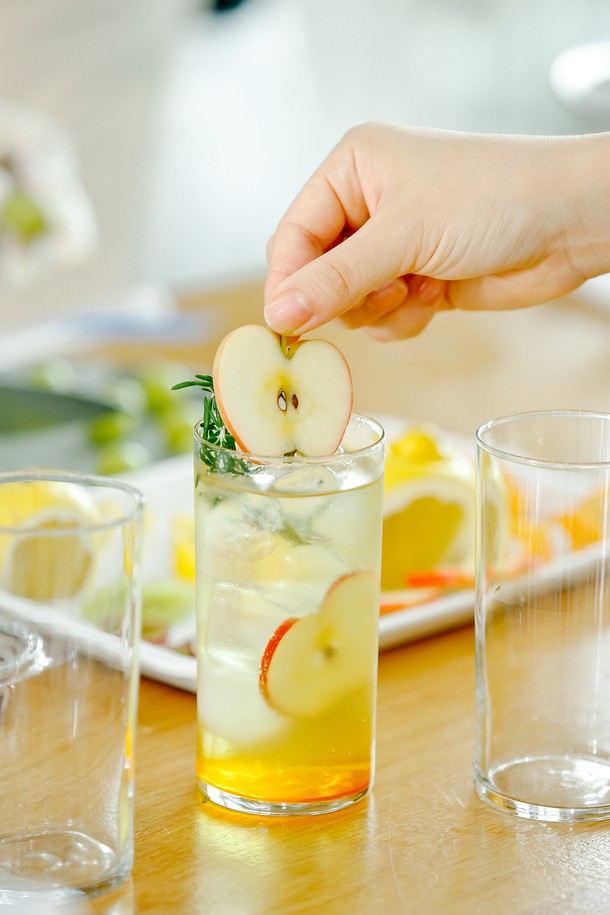 심플한 일자형 디자인의 [비크릴라] 강화유리컵 JERTE는 350ml 용량으로 음료는 물론 다용도로 활용하기 좋습니다. 일반 유리 대비 5배 강한 내구성을 자랑하며, 135도 열차이를 견디는 내열성을 갖춘 투명한 유리컵입니다. 전자레인지와 식기세척기 사용이 가능하며, 포개서 보관할 수 있어 편리합니다.
