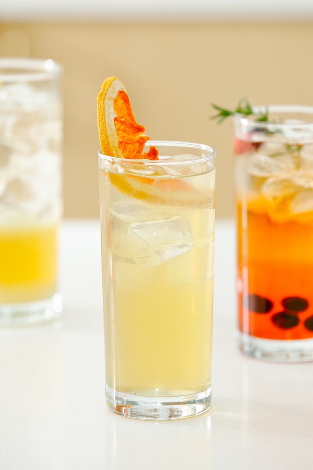 [비크릴라] 강화유리컵 MERLOT은 350ml 용량의 투명한 유리컵입니다. 내열성과 내구성이 뛰어나며 식기세척기 사용이 가능합니다. 음료용 또는 주방용품으로 다용도로 활용할 수 있습니다.
