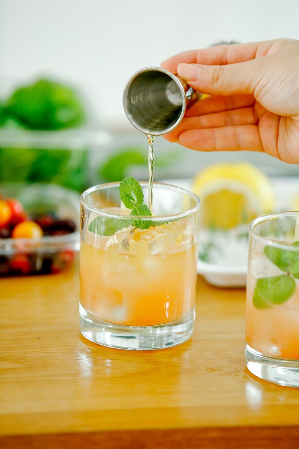 [비크릴라] AIALA 강화유리컵은 300ml 용량으로 위스키, 칵테일, 온더락스, 커피 등 다양한 음료를 즐기기에 좋습니다. 일반 유리 대비 5배 강화된 소다석회유리 소재로 제작되었으며, 135도 온도차에도 견딜 수 있는 내열성을 지녔고 전자레인지와 식기세척기 사용이 가능합니다. 넓은 입구와 견고한 바디, 모던한 디자인이 돋보이며, 파손 시 작은 조각으로 분리되어 안전하고 적층 가능한 디자인으로 보관이 용이합니다.
