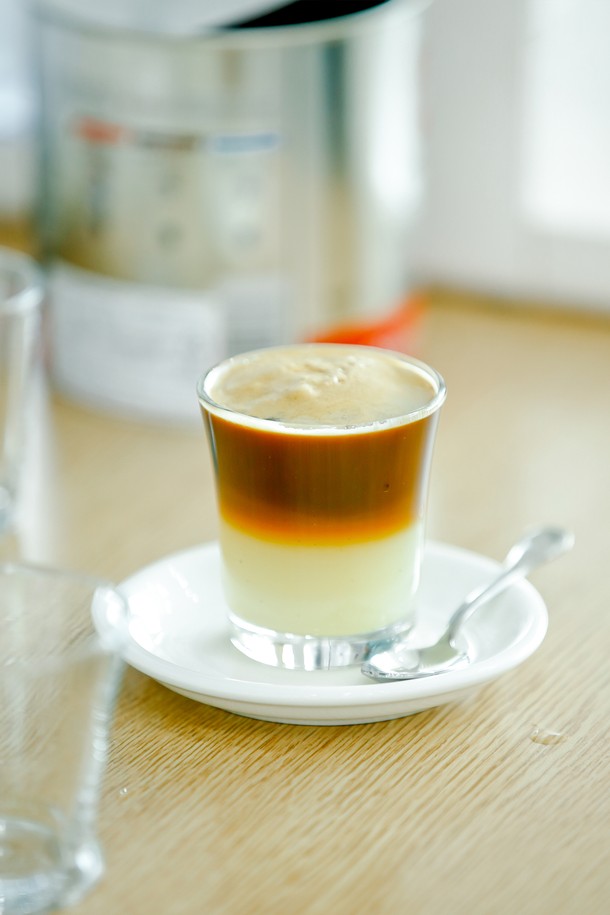 [비크릴라] 강화유리컵 MOKKA 110ml는 강화유리 소재로 제작되어 내구성과 내열성이 뛰어난 음료용 컵입니다. 투명한 색상의 이 컵은 110ml 용량으로 카페나 일상에서 음료를 즐기기에 적합하며, 모카 시리즈 특유의 디자인이 돋보이는 주방용품 및 테이블웨어입니다.
