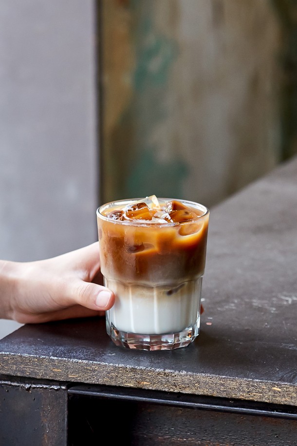 [비크릴라] 스태커블 강화유리컵 NERVION 290ml는 음료와 커피를 즐기기 좋은 유리컵입니다. 강화유리 소재로 일반 유리보다 5배 튼튼하며, 135도의 급격한 온도 변화에도 견딜 수 있습니다. 전자레인지 및 식기세척기 사용이 가능하며, 쌓아서 보관할 수 있어 실용적입니다. 290ml 용량의 우아한 형태에 안전 파손 설계와 ISO 인증을 받아 안심하고 사용할 수 있습니다.
