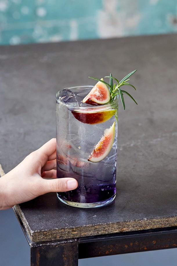 [비크릴라] 강화유리컵 JERTE는 620ml 용량의 원통형 유리컵으로, 아이스커피나 에이드를 담기에 좋습니다. 일반 유리 대비 5배 강화된 내구성을 자랑하며, 135도 온도차에도 견디는 내열성을 갖췄고 전자레인지와 식기세척기 사용도 가능합니다. 심플하고 세련된 디자인으로 카페나 업소에서 사용하기 좋으며, 적층이 가능하여 보관도 용이합니다 (단, 뜨거운 상태에서는 적층 불가).
