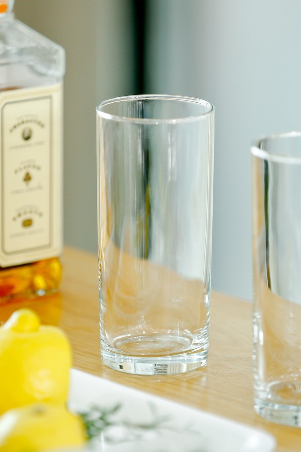 [비크릴라] 강화유리컵 MERLOT 500ml는 135도 온도차를 견디는 내열성과 전자레인지 및 식기세척기 사용이 가능한 실용적인 유리컵입니다. 500ml 용량에 일반 유리보다 5배 강화된 강화유리로 제작되어 내구성이 뛰어나며, 경량화되어 더욱 편안하게 사용할 수 있습니다. 원통형 심플 디자인에 아이스커피, 하이볼, 에이드 등 다양한 음료를 담아 즐기기 좋으며, 높이 129mm, 지름 76mm의 크기입니다. 
