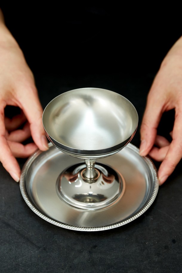 [모타] 산마르코 코스터+접시 선물세트는 매트 무광 실버 스테인리스 스틸 소재로 제작되어 심플하면서도 클래식한 디자인을 자랑합니다. 원형 코스터(10cm)와 원형 접시(15cm)로 구성되어, 차 또는 간단한 간식을 올려놓거나 소품 받침으로 활용 가능합니다. 세련된 매듭 테두리 디자인과 다용도 활용성을 갖춘 이 선물세트는 받는 이의 품격을 높여줄 것입니다.
