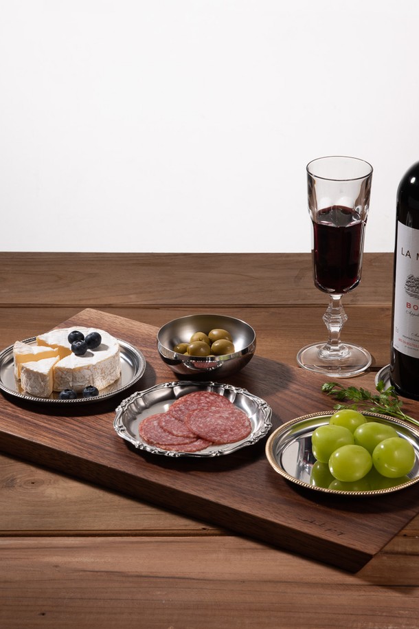 [모타] 바로크 코스터+접시 선물세트는 스테인리스스틸 소재에 실버 컬러의 고급스러운 바로크 패턴 디자인이 돋보이는 주방용품입니다. 매트 피니시 마감으로 세련된 분위기를 더하며, 음료 코스터, 디저트/스낵 플레이트, 장식용 등 다용도로 활용 가능합니다. 내구성이 뛰어나고 위생적인 관리가 용이하며, 클래식하면서도 모던한 스타일로 주방에 우아함을 더해줍니다.
