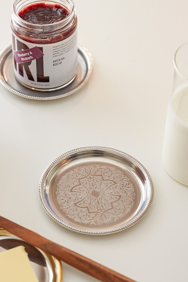 [모타] 클래식 원형접시 선물세트(2P)는 고급 스테인리스스틸 소재에 클래식하고 엘레강스한 바로크 패턴과 노트 모양 릴리프 디자인을 더해 특별함을 선사합니다. 에피타이저, 코스터, 와인 안주 플레이트, 장식용, 소품 보관 등 다용도로 활용 가능하며, 식사 분위기를 한층 끌어올려 일상용과 접대용 모두 만족스러운 사용감을 제공합니다. 2개 세트로 구성되어 소중한 분들께 품격 있는 선물을 하거나, 특별한 날의 테이블 세팅을 완성해보세요.
