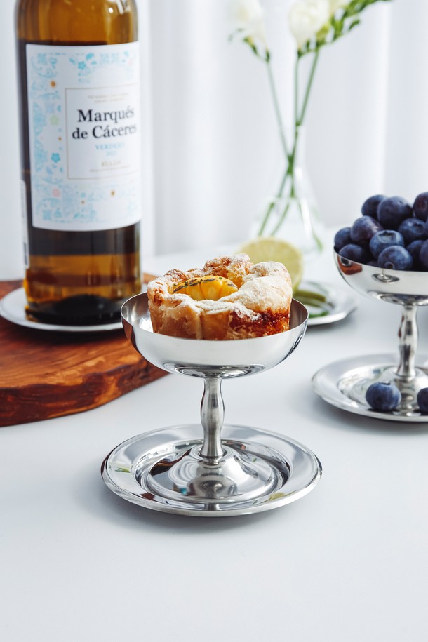 [모타] 젤라또컵+원형 코스터 선물세트(2P)는 모던하고 엘레강스한 디자인으로, 디저트 서빙과 와인 안주 플레이팅에 활용하기 좋은 주방용품입니다. 스테인리스스틸 소재로 제작되어 세련된 외관을 자랑하며, 젤라또컵 2개와 코스터 2개로 구성되어 있습니다. 유리 및 세라믹 식기류와 호환되어 다양한 테이블 세팅에 활용할 수 있으며, 젤라또나 아이스크림을 담아낼 때 특별한 분위기를 연출합니다. 컵과 코스터를 함께 사용하면 일상 음식도 더욱 돋보이게 합니다. 우아하고 세련된 디자인은 현대적인 미학을 추구하는 분들께 적합합니다.
