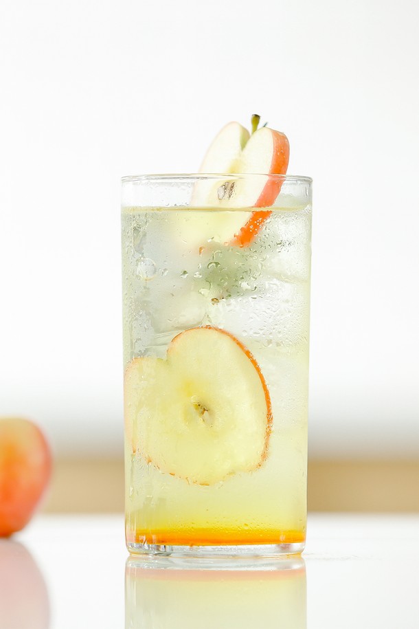 심플한 일자형 디자인의 [비크릴라] 강화유리컵 JERTE는 350ml 용량으로 음료는 물론 다용도로 활용하기 좋습니다. 일반 유리 대비 5배 강한 내구성을 자랑하며, 135도 열차이를 견디는 내열성을 갖춘 투명한 유리컵입니다. 전자레인지와 식기세척기 사용이 가능하며, 포개서 보관할 수 있어 편리합니다.
