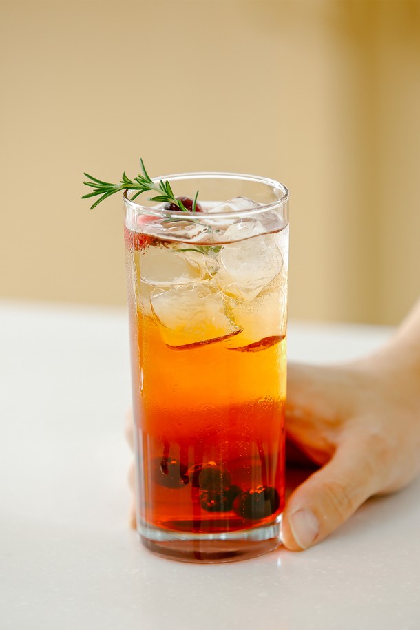 [비크릴라] 강화유리컵 MERLOT은 350ml 용량의 투명한 유리컵입니다. 내열성과 내구성이 뛰어나며 식기세척기 사용이 가능합니다. 음료용 또는 주방용품으로 다용도로 활용할 수 있습니다.
