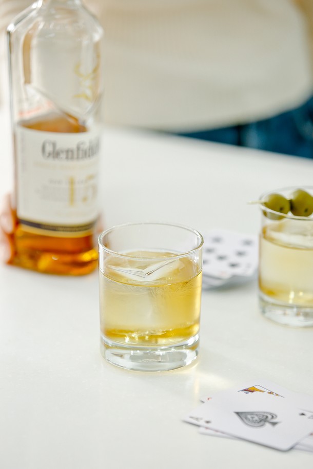 [비크릴라] AIALA 강화유리컵은 300ml 용량으로 위스키, 칵테일, 온더락스, 커피 등 다양한 음료를 즐기기에 좋습니다. 일반 유리 대비 5배 강화된 소다석회유리 소재로 제작되었으며, 135도 온도차에도 견딜 수 있는 내열성을 지녔고 전자레인지와 식기세척기 사용이 가능합니다. 넓은 입구와 견고한 바디, 모던한 디자인이 돋보이며, 파손 시 작은 조각으로 분리되어 안전하고 적층 가능한 디자인으로 보관이 용이합니다.
