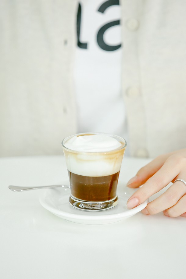 [비크릴라] 강화유리컵 케냐 110ml는 에스프레소, 마끼아또, 카페라떼 등 다양한 음료를 담기에 적합하며, 일반 유리 대비 5배 강화된 내구성을 자랑합니다. 135도 온도차에도 견딜 수 있는 내열성을 갖췄으며 전자레인지와 식기세척기 사용이 가능하여 편리합니다. 높이67.5 x 지름67.8mm 사이즈에 110ml 용량의 이 유리컵은 적층이 가능하며, 파손 시 작은 입자로 분산되어 안전합니다.