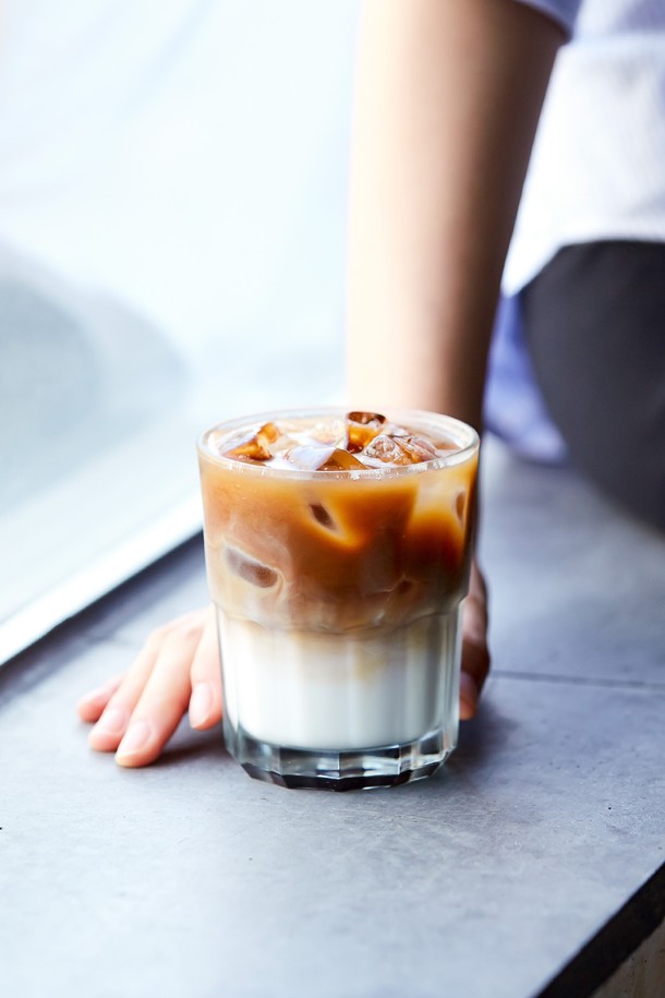 [비크릴라] 스태커블 강화유리컵 NERVION 290ml는 음료와 커피를 즐기기 좋은 유리컵입니다. 강화유리 소재로 일반 유리보다 5배 튼튼하며, 135도의 급격한 온도 변화에도 견딜 수 있습니다. 전자레인지 및 식기세척기 사용이 가능하며, 쌓아서 보관할 수 있어 실용적입니다. 290ml 용량의 우아한 형태에 안전 파손 설계와 ISO 인증을 받아 안심하고 사용할 수 있습니다.
